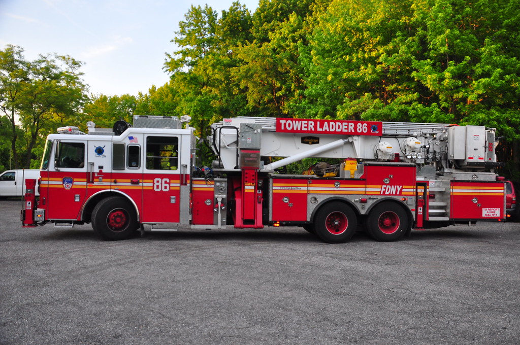 FDNY Tower Ladder 86 ST10022 2010 Seagrave 75' Aerialscope… Flickr