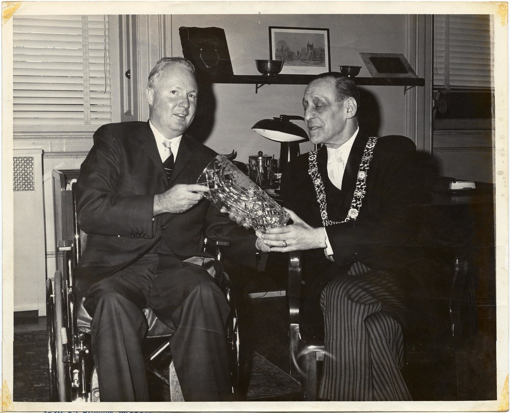 Robert Briscoe, Lord Mayor of Dublin, presents Mayor John … Flickr