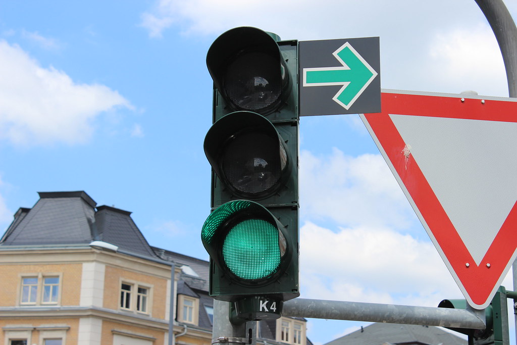 Eine grüne Ampel mit Abbiegepfeil Eine grüne Ampel mit Abb… Flickr