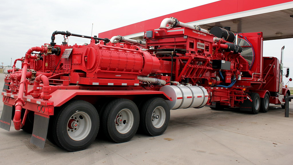 Fracking Rig 0008 Caterpillar V12 engine powers Halliburt… Flickr
