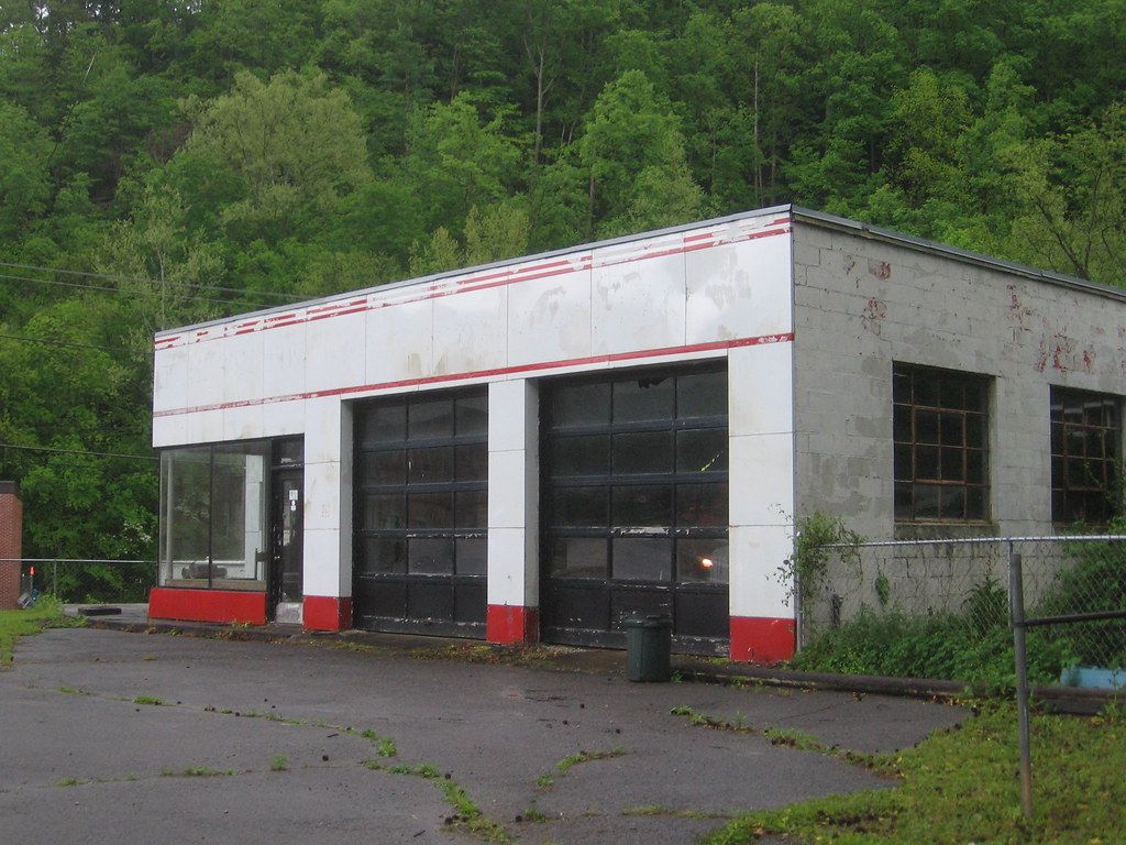 Abandoned Esso station (Gilbert, WV) Vintage porcelainena… Flickr