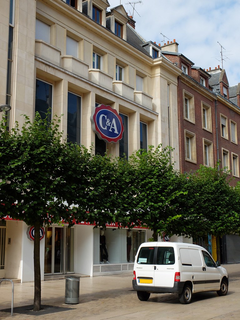 C&A à Amiens Façade rue des TroisCailloux. (ancien cinéma… Flickr