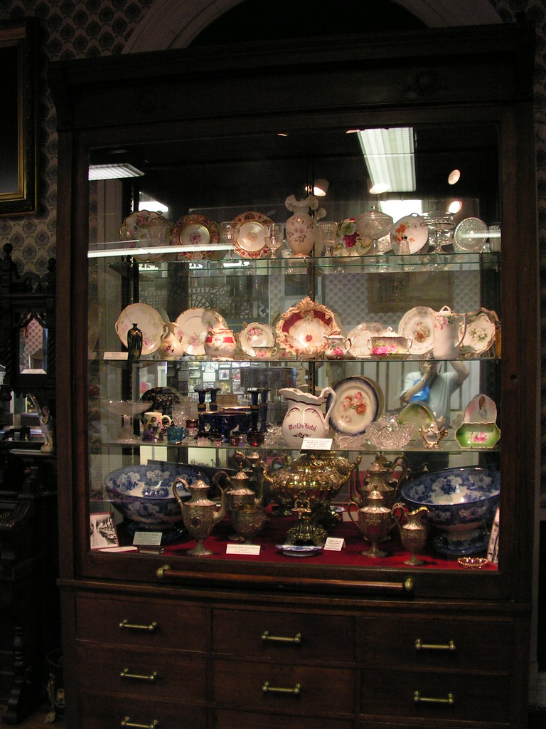 Fine China Display Patee House Museum, Saint Joseph, Misso