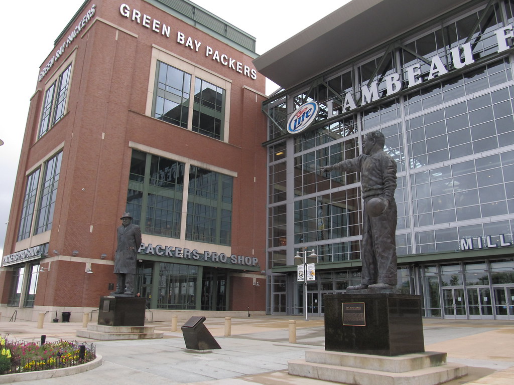 Statues of Vince Lombardi and Curly Lambeau, Lambeau Field… Flickr