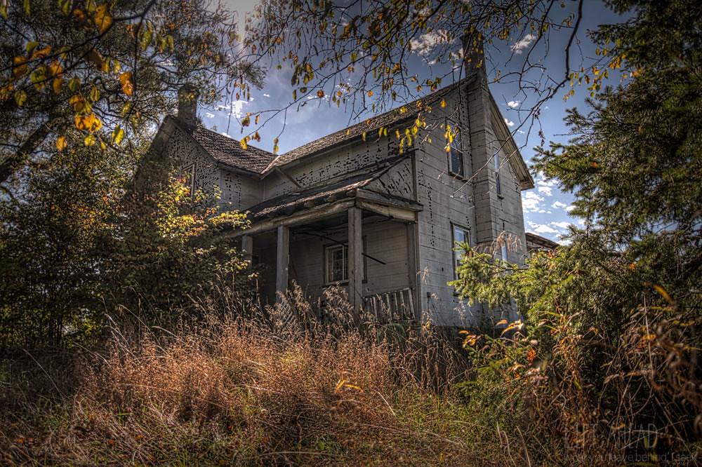 Aeons Abandoned farmhouse in Grey County, Ontario Left Ahead