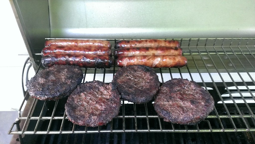 Avanti 20 Gas Range Grilling Burgers On Gas Grill