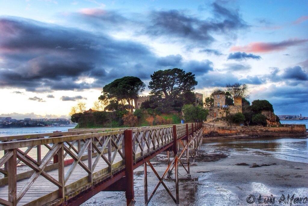 Acceso al castillo de Santa Cruz Access to the castle of… Flickr