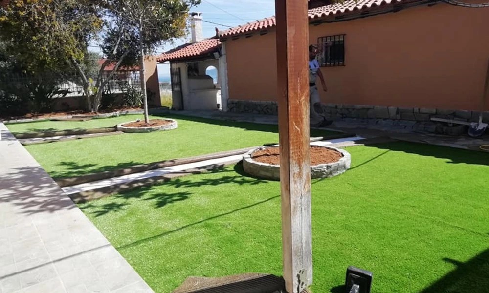 What do you put under artificial grass? GZUNIGRASS