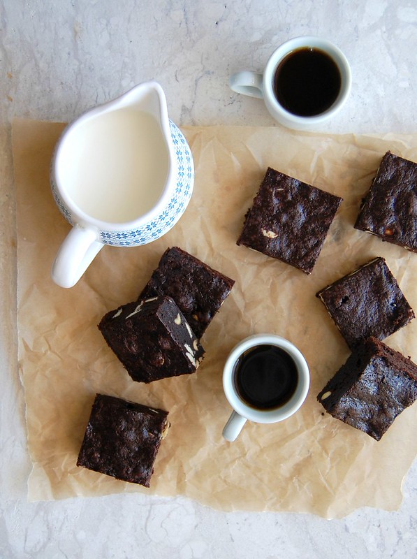 Technicolor Kitchen Brownies com amendoim e chocolate branco e a