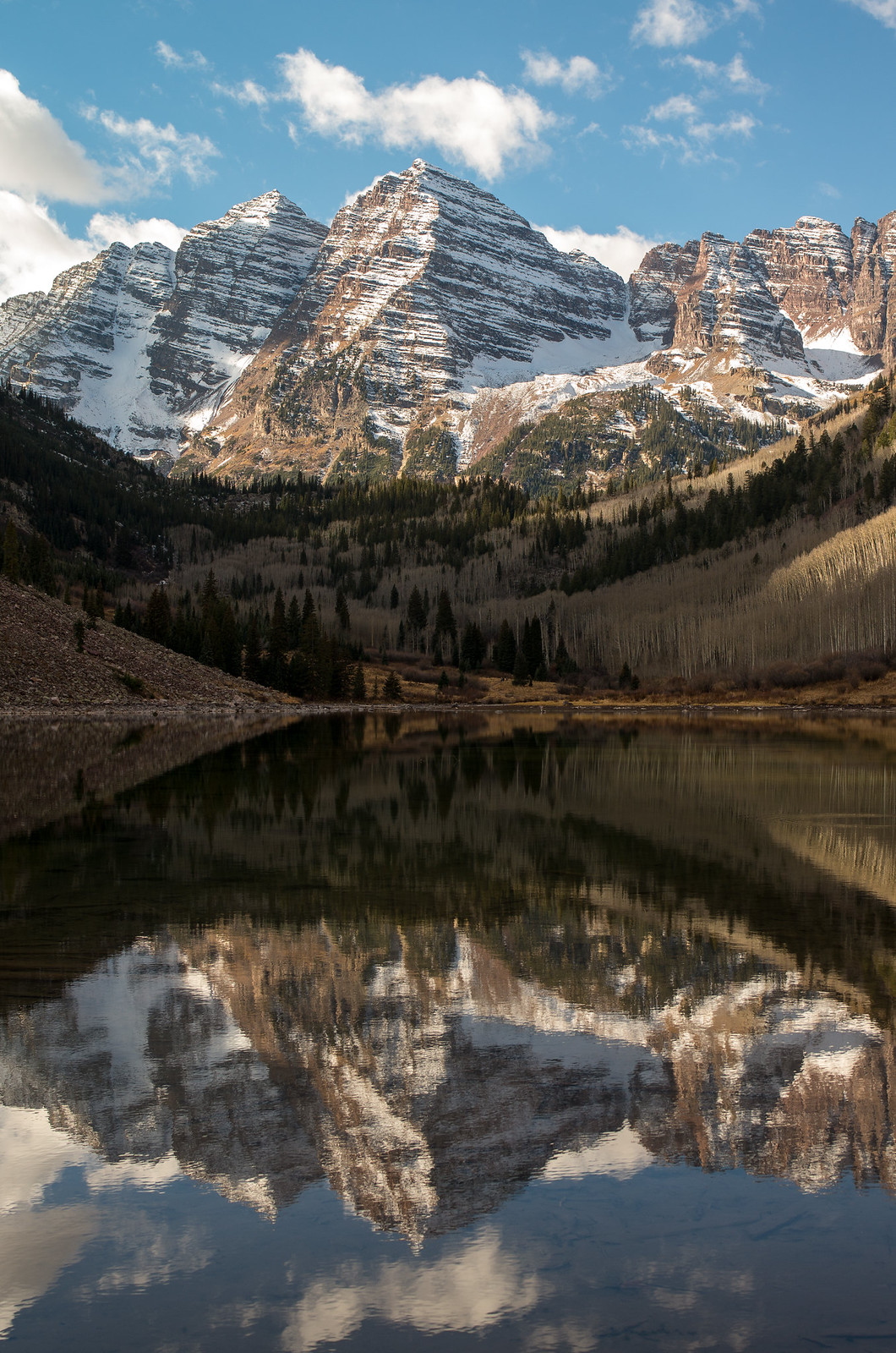 Maroon Bells, Aspen, CO. It's hard to believe it's midNovember.[OC][1060x1600] EarthPorn