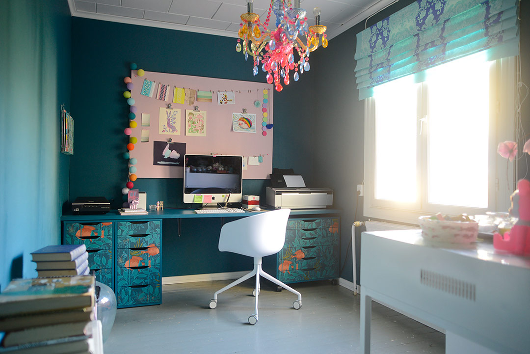 Desk, Kitsch And Moody Blues in The Home Office Kootut murut