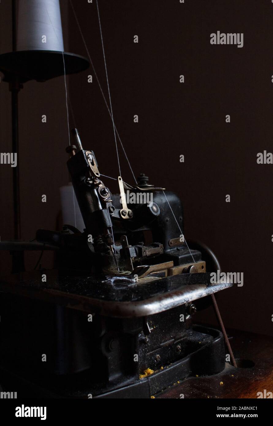 Black singer sewing machine hires stock photography and images Alamy