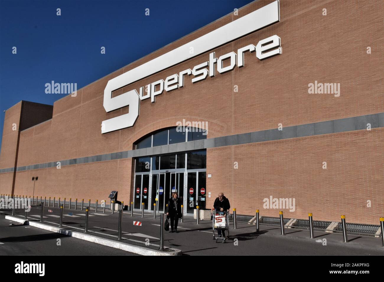 Esselunga Superstore Sign On The Wall Stock Photo - Alamy 956_x_1300_jpg