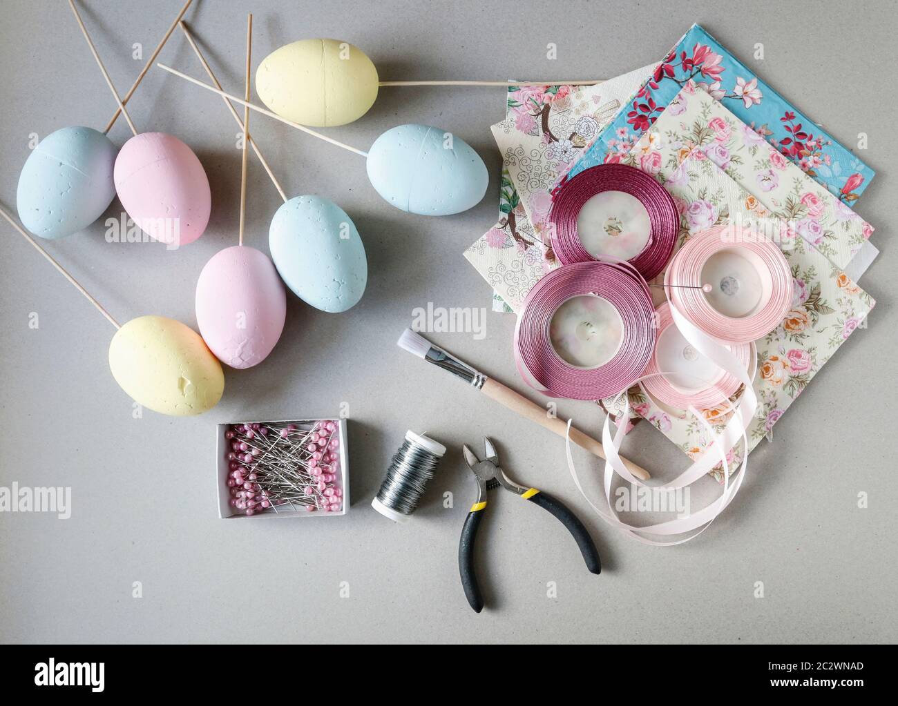 How to decorate an Easter egg with decoupage technique