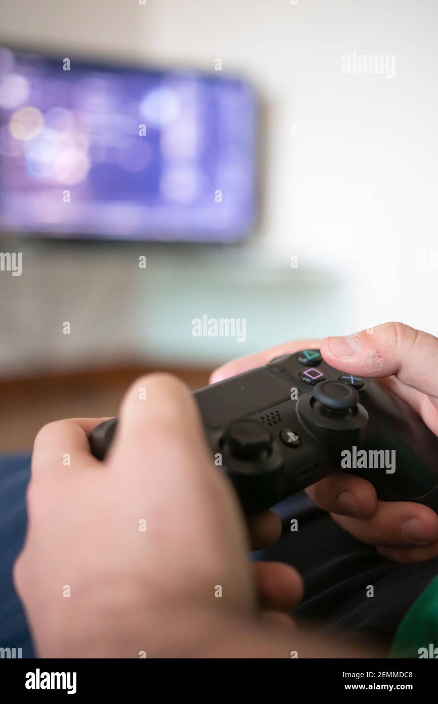 Kids playing videogames store hires stock photography and images Alamy