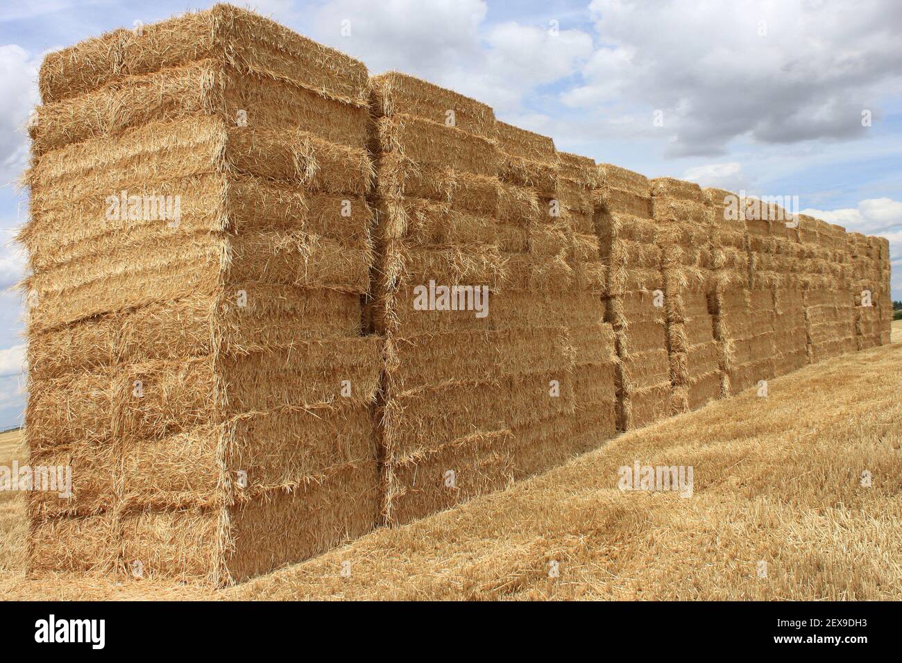 Straw bale stacks hires stock photography and images Alamy