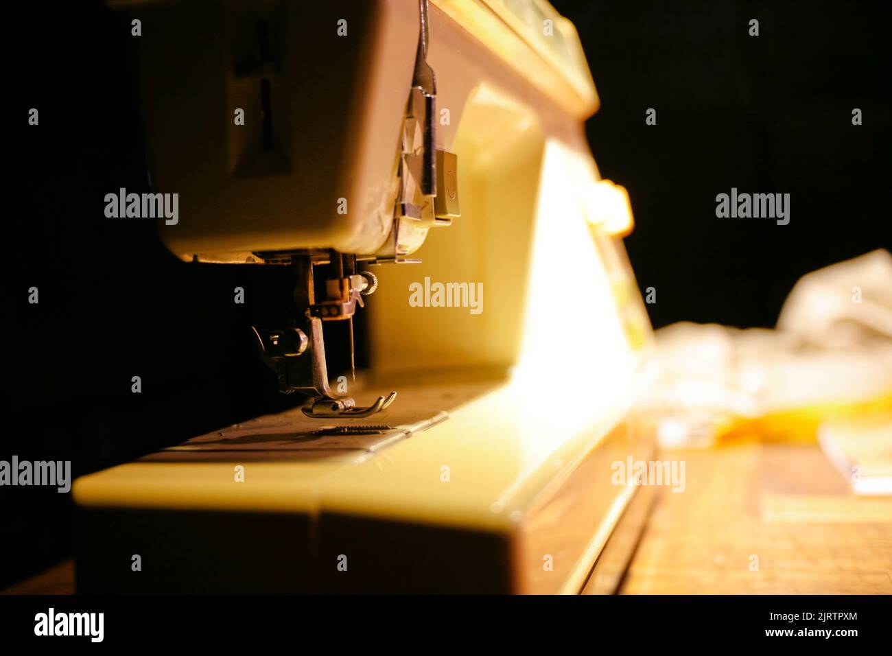 Sewing machine on table in tailor's Stock Photo Alamy