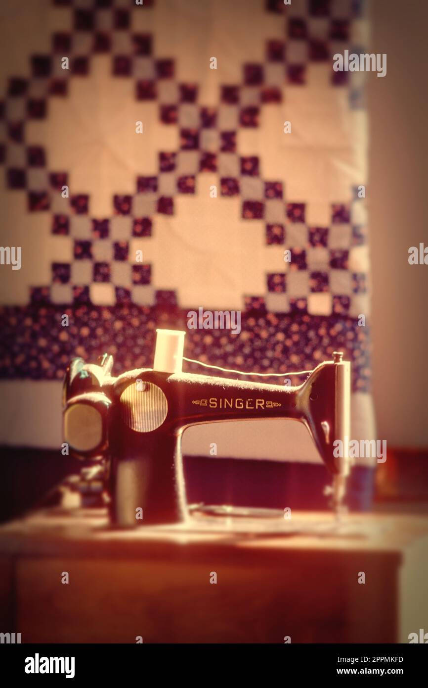 Singer sewing machine hires stock photography and images Alamy