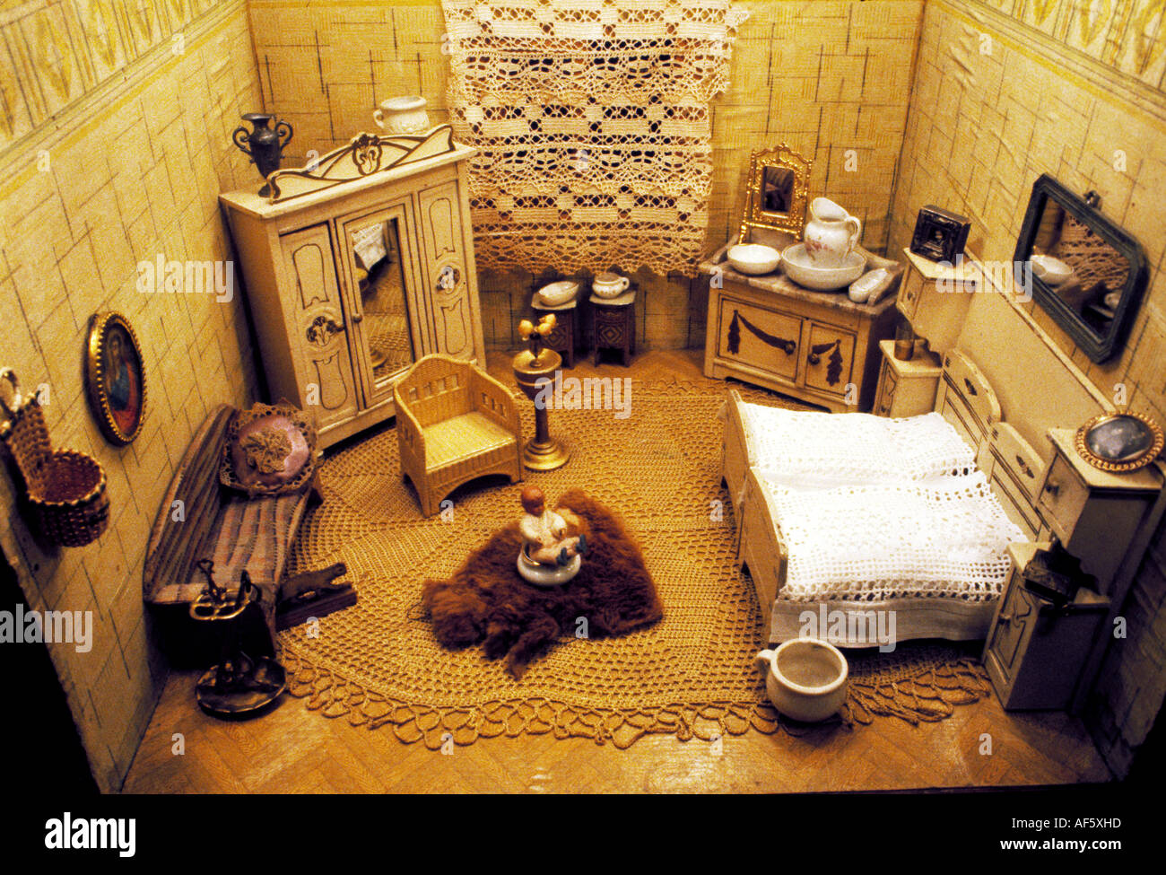 Doll's house antique hires stock photography and images Alamy