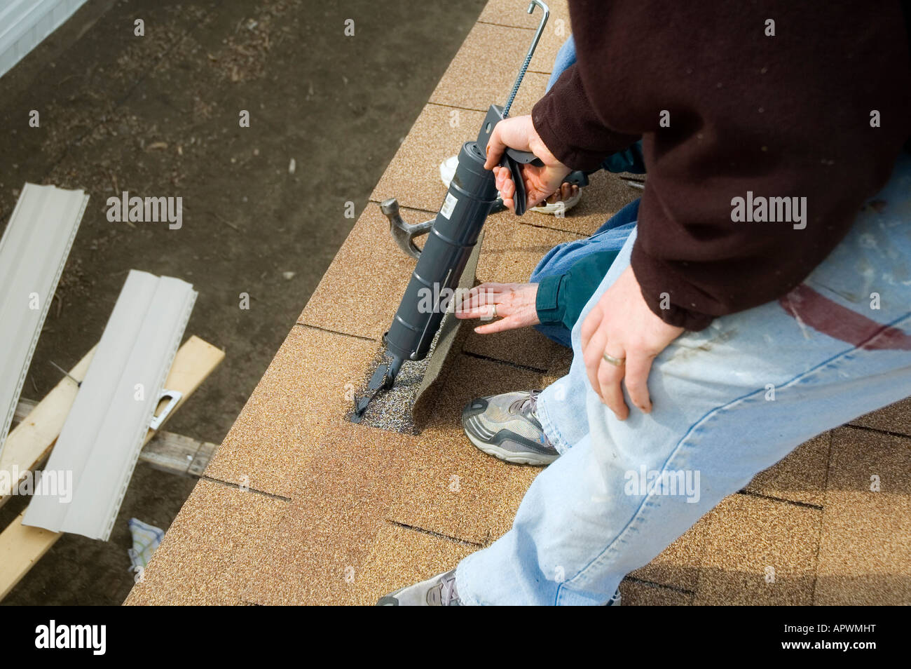 Roofing Applying tar under shingles Stock Photo Alamy