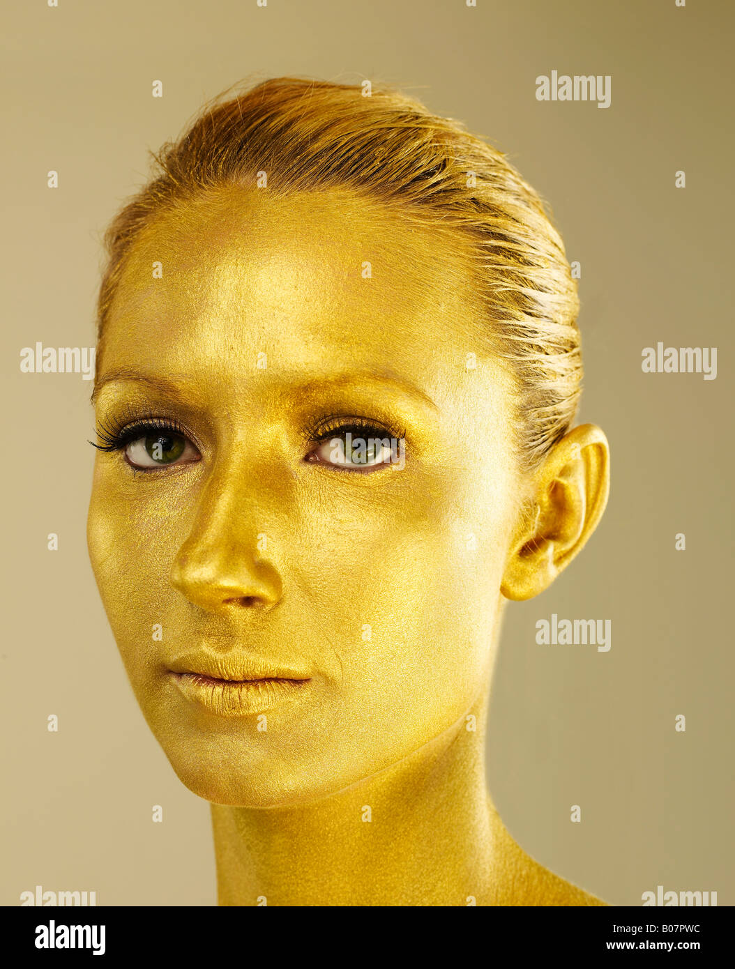 Gold body paint hires stock photography and images Alamy