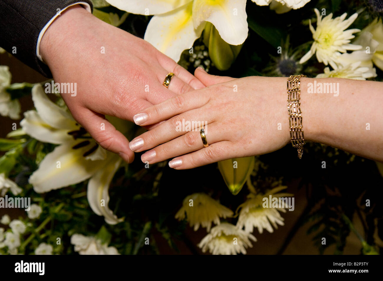 exchanging wedding rings Stock Photo Alamy