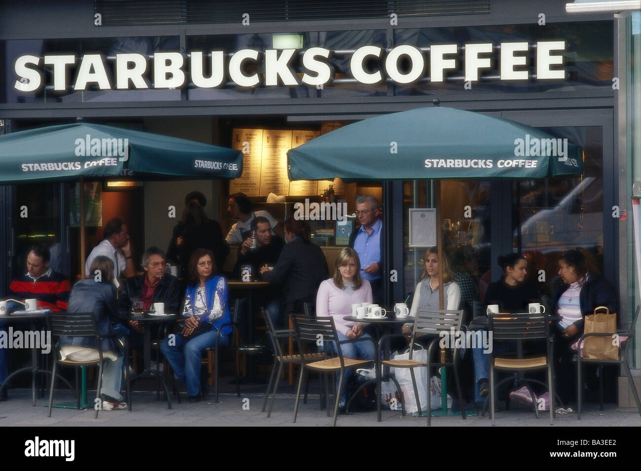 Starbucks outdoor seating hires stock photography and images Alamy