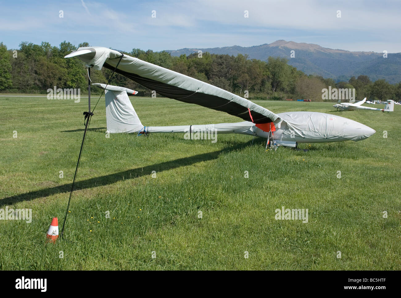 Glider airplane on airfield hires stock photography and images Alamy