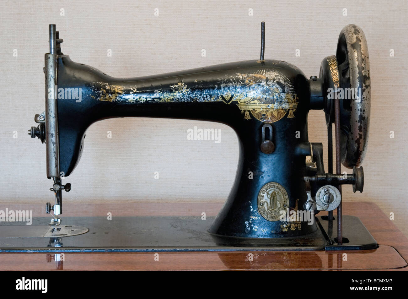 Old singer sewing machine hires stock photography and images Alamy