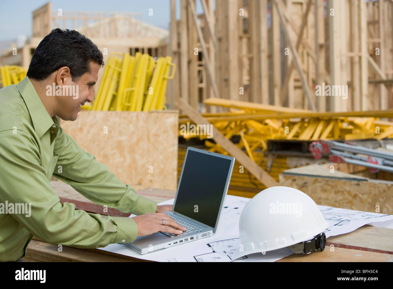 Builder Laptop High Resolution Stock Photography and Images Alamy