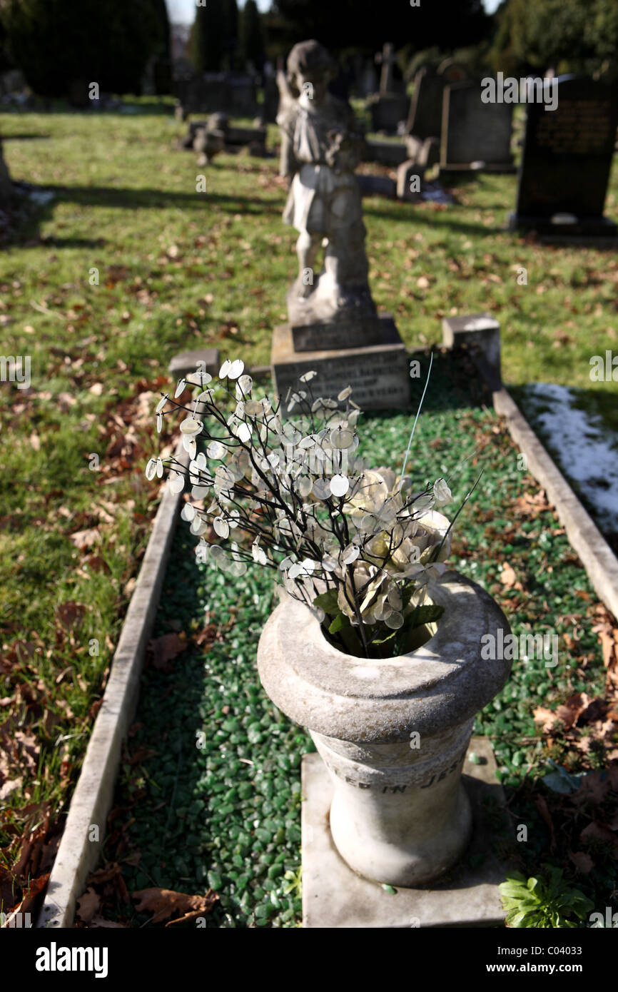 White flowers at graveside hires stock photography and images Alamy