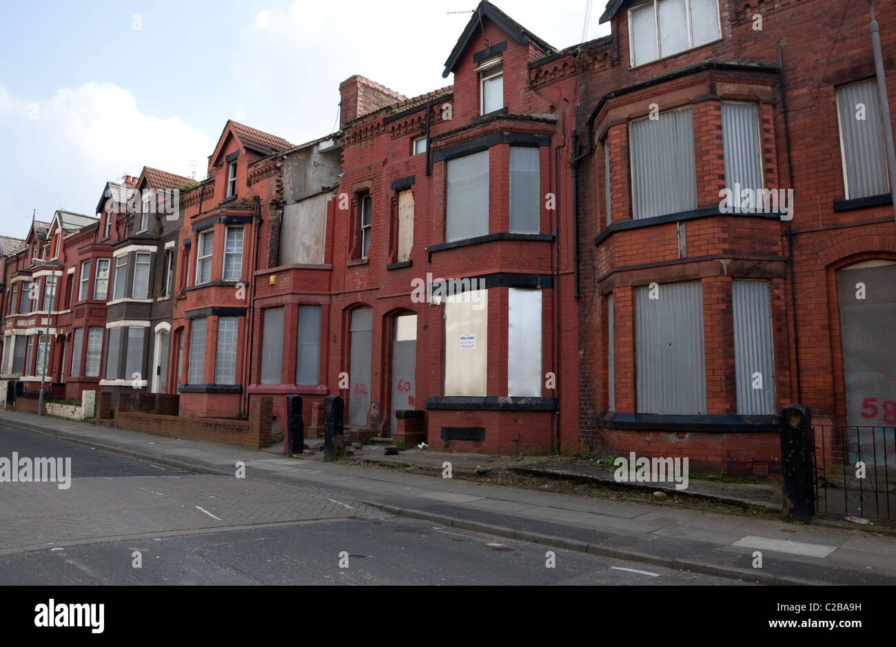 Boardedup houses await redevelopment in Bootle, Liverpool Stock Photo