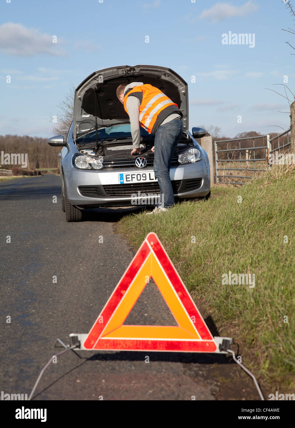 Mechanic roadside repair hi-res stock photography and images - Alamy