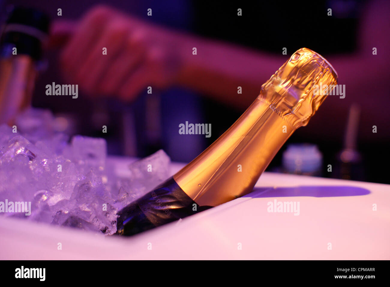 Cooling champagne hires stock photography and images Alamy