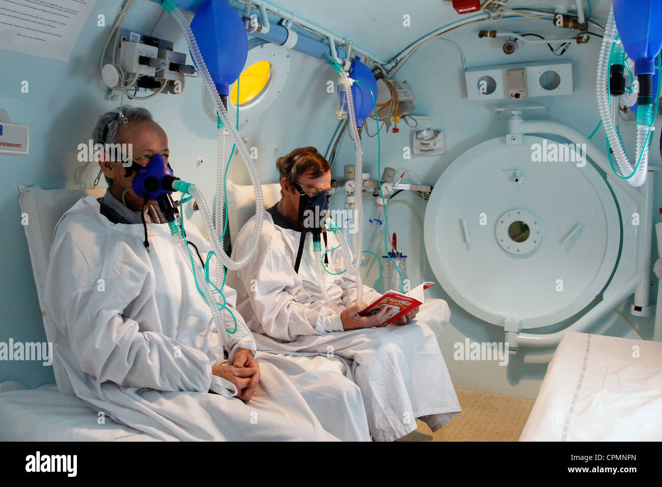 Hyperbaric chamber hires stock photography and images Alamy
