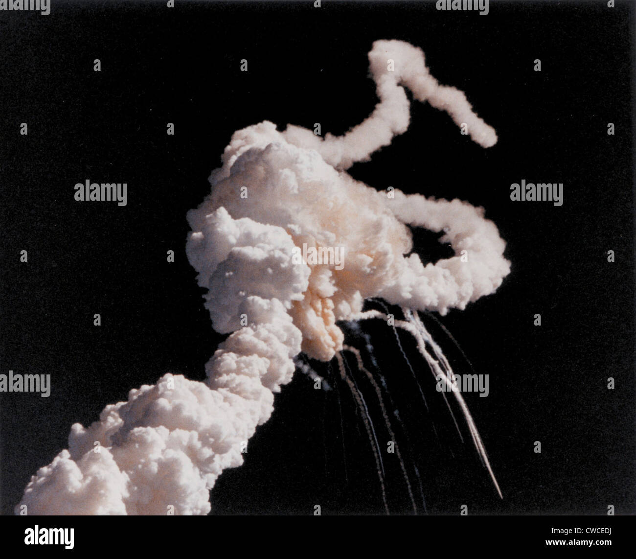 Space shuttle Challenger disaster. Space shuttle exhaust plumes