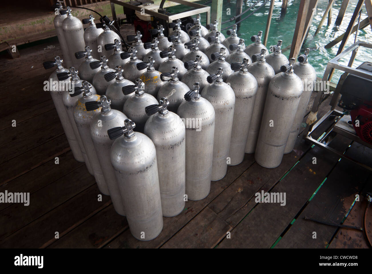 Compressed gas tank hires stock photography and images Alamy