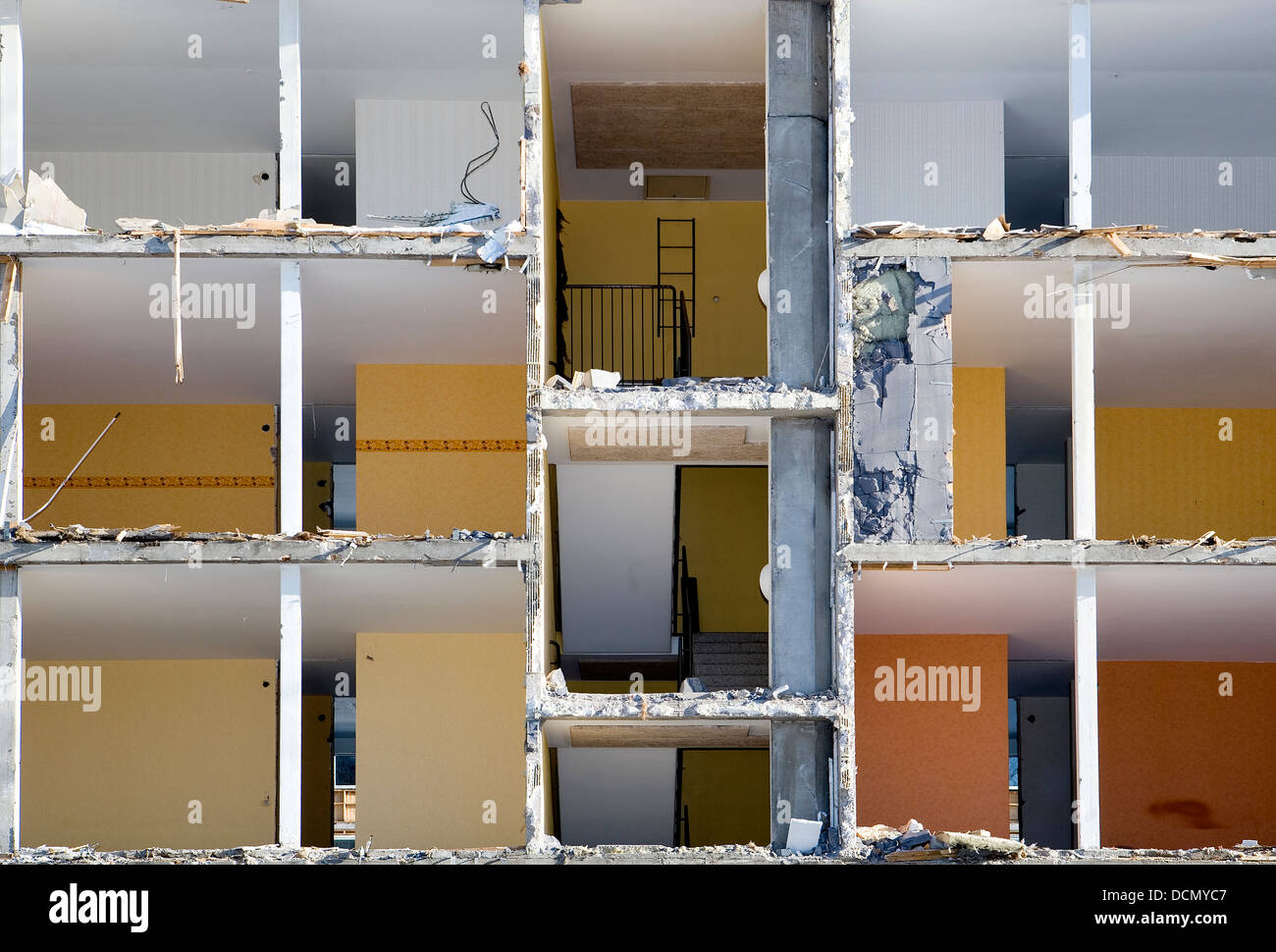 Earthquake damaged apartment building hires stock photography and