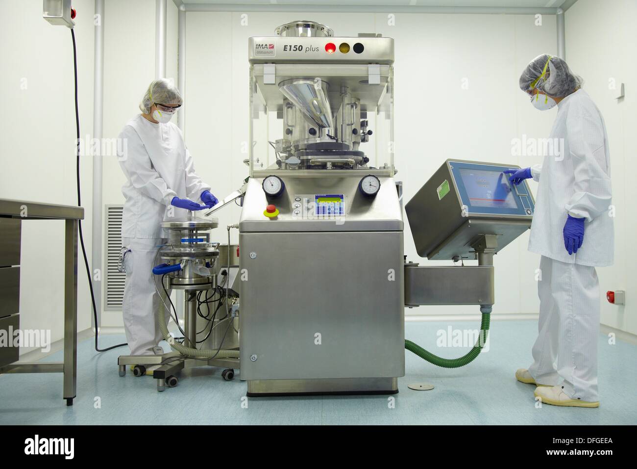 Performing technical checks during a compression process, Tableting Stock Photo 61213554 Alamy