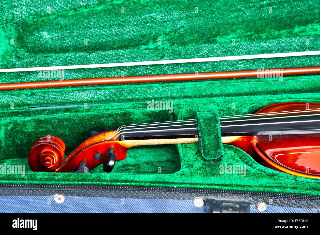 Broken violin string hires stock photography and images Alamy