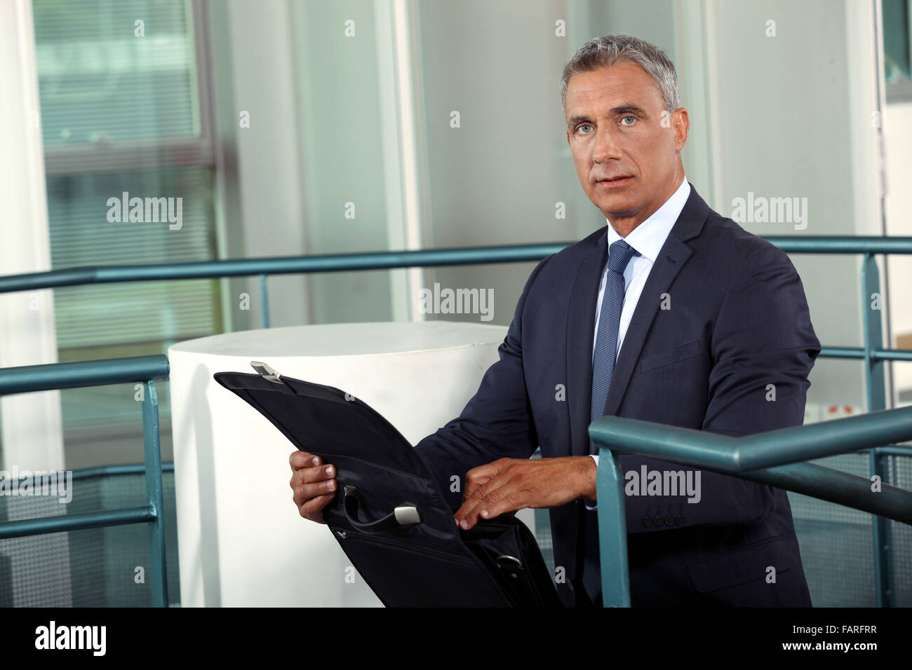 Executive briefcase opening Stock Photo Alamy
