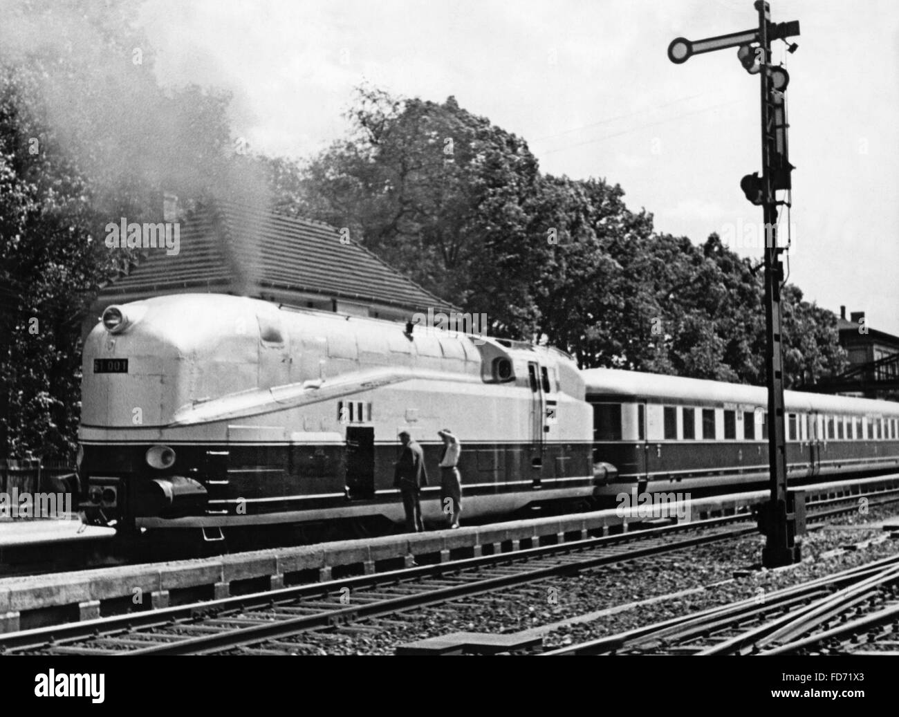 A streamlined steam locomotive of the reichsbahn reich railway hi-res