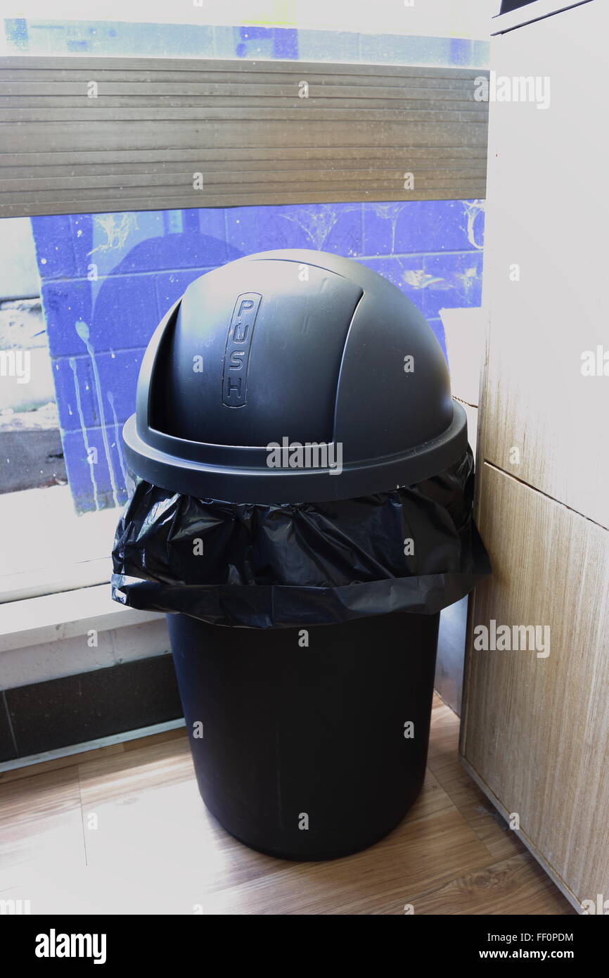 Rubbish bin hires stock photography and images Alamy