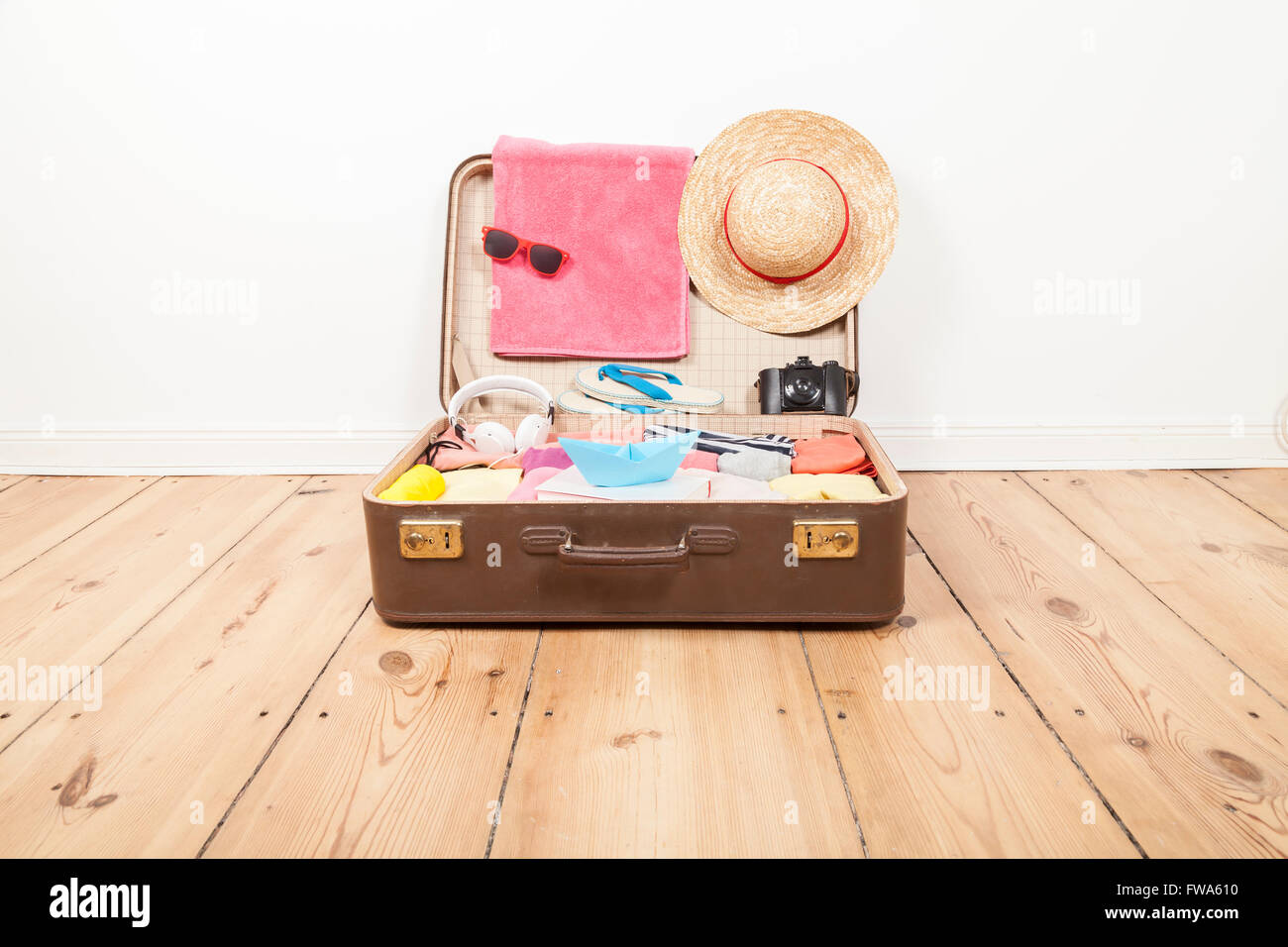 Suitcase hires stock photography and images Alamy