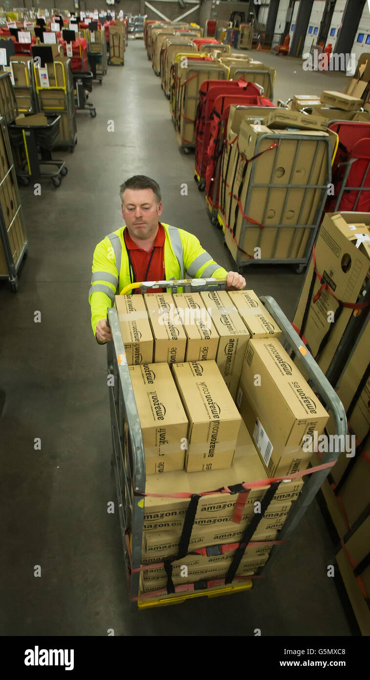 Parcel sorting hires stock photography and images Alamy