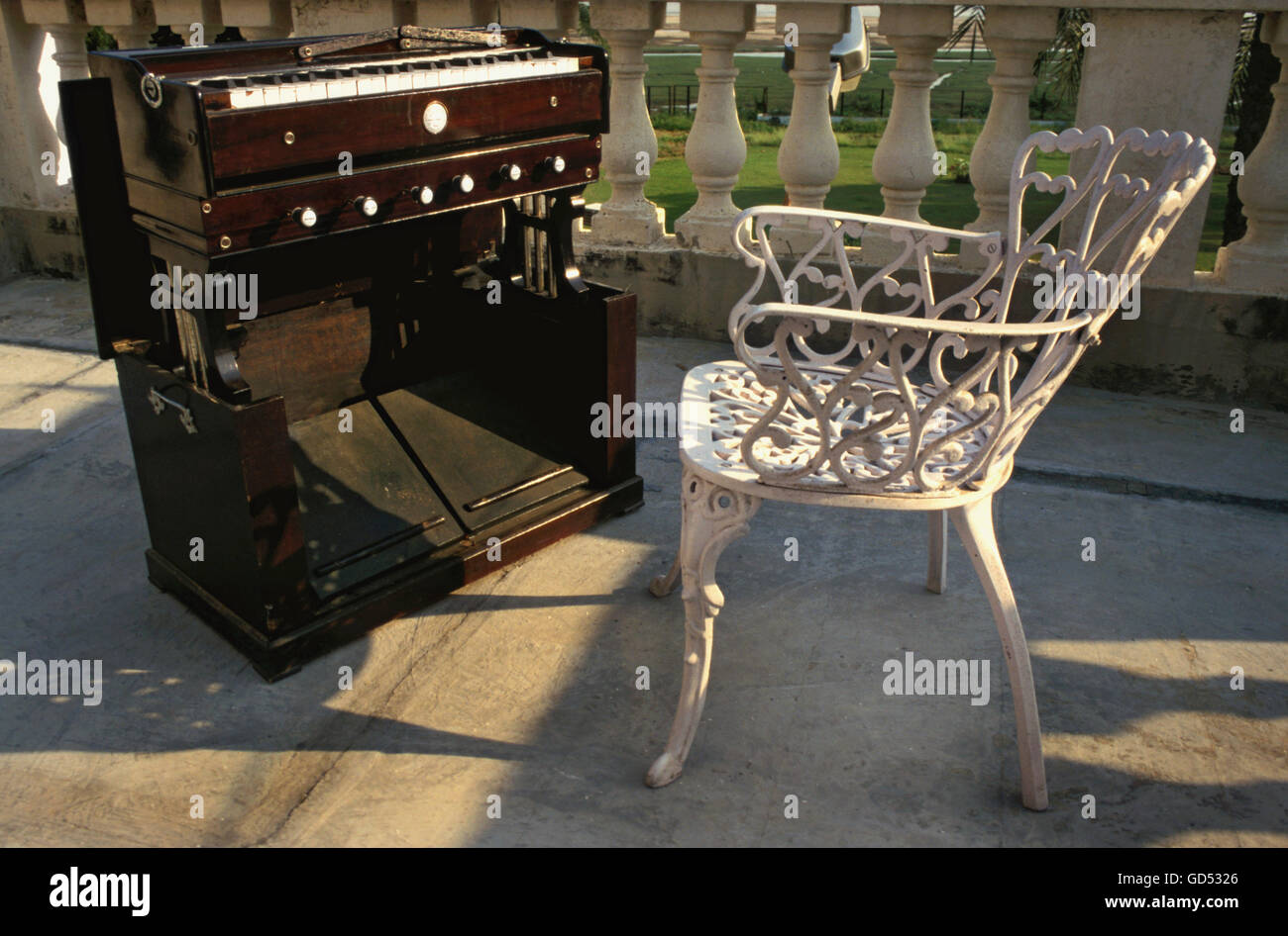 Pedal harmonium hires stock photography and images Alamy