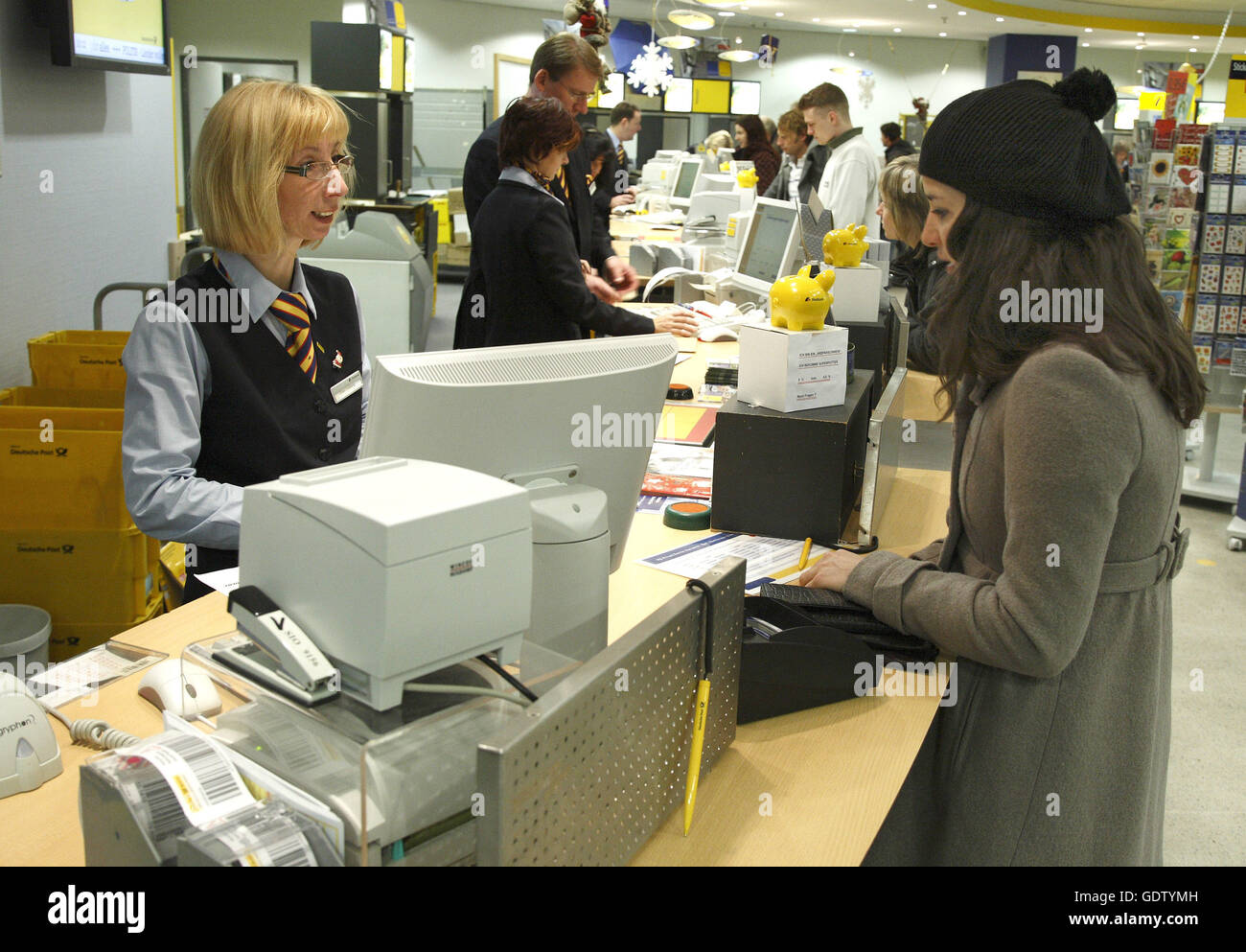 17 12 08 customers at post office counters hires stock photography and