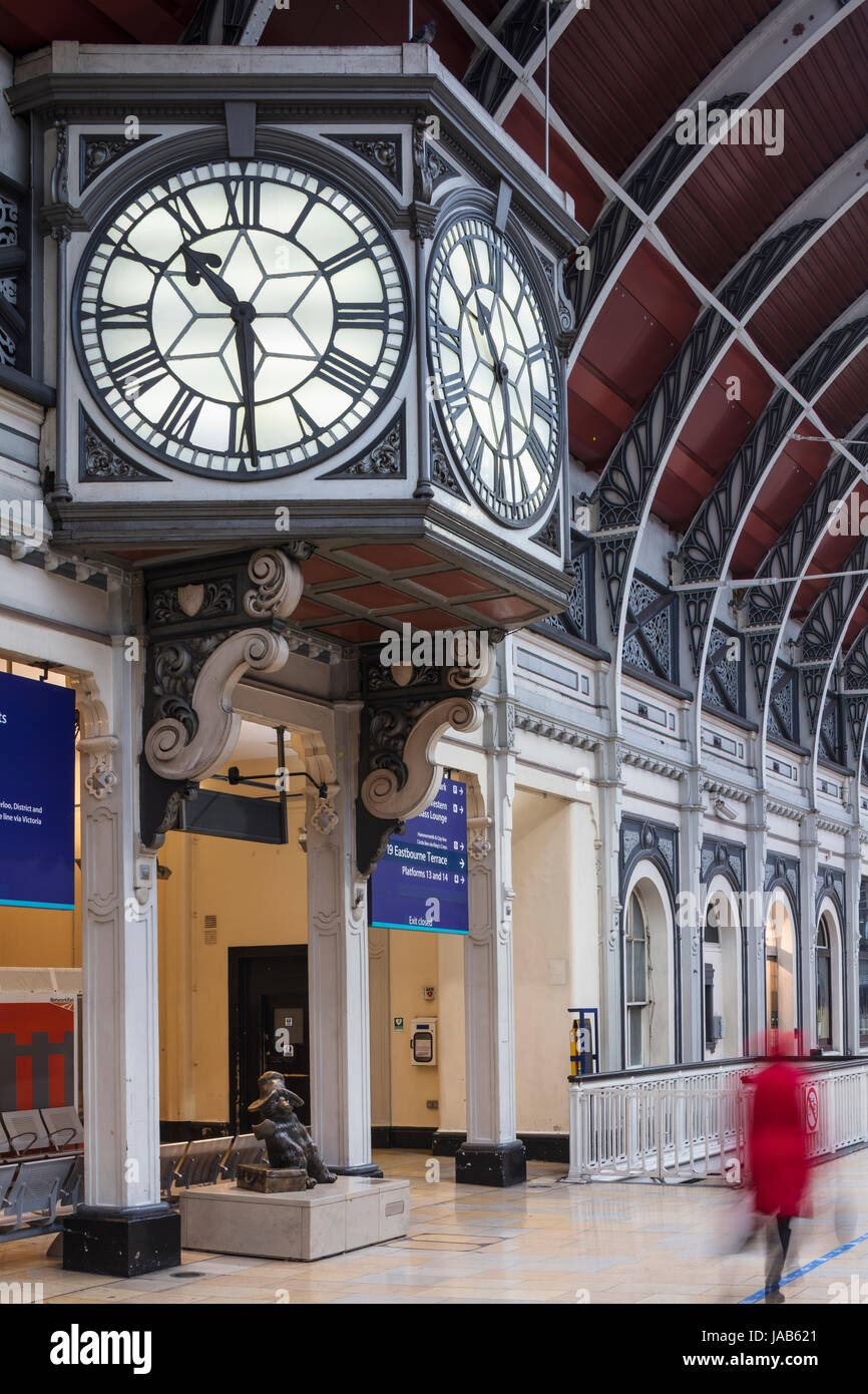Paddington station clock hires stock photography and images Alamy