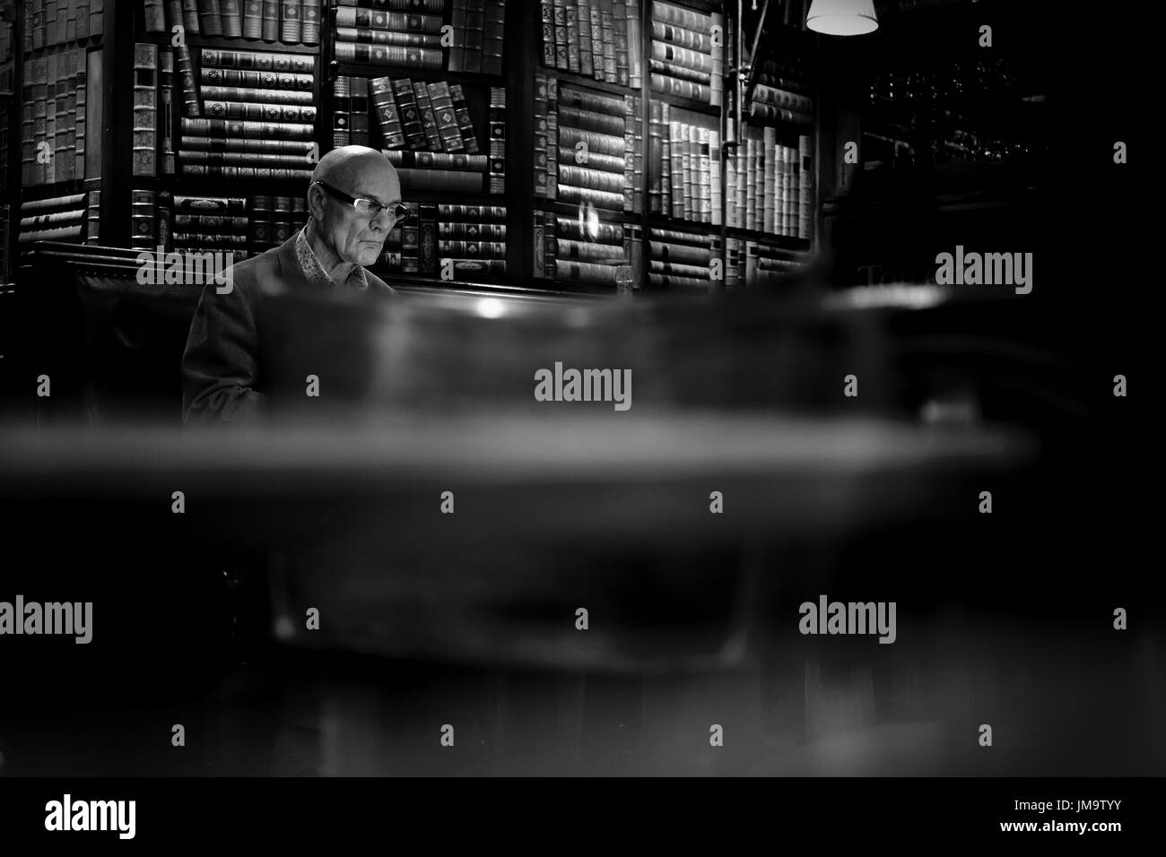 Old man reading Black and White Stock Photos & Images Alamy