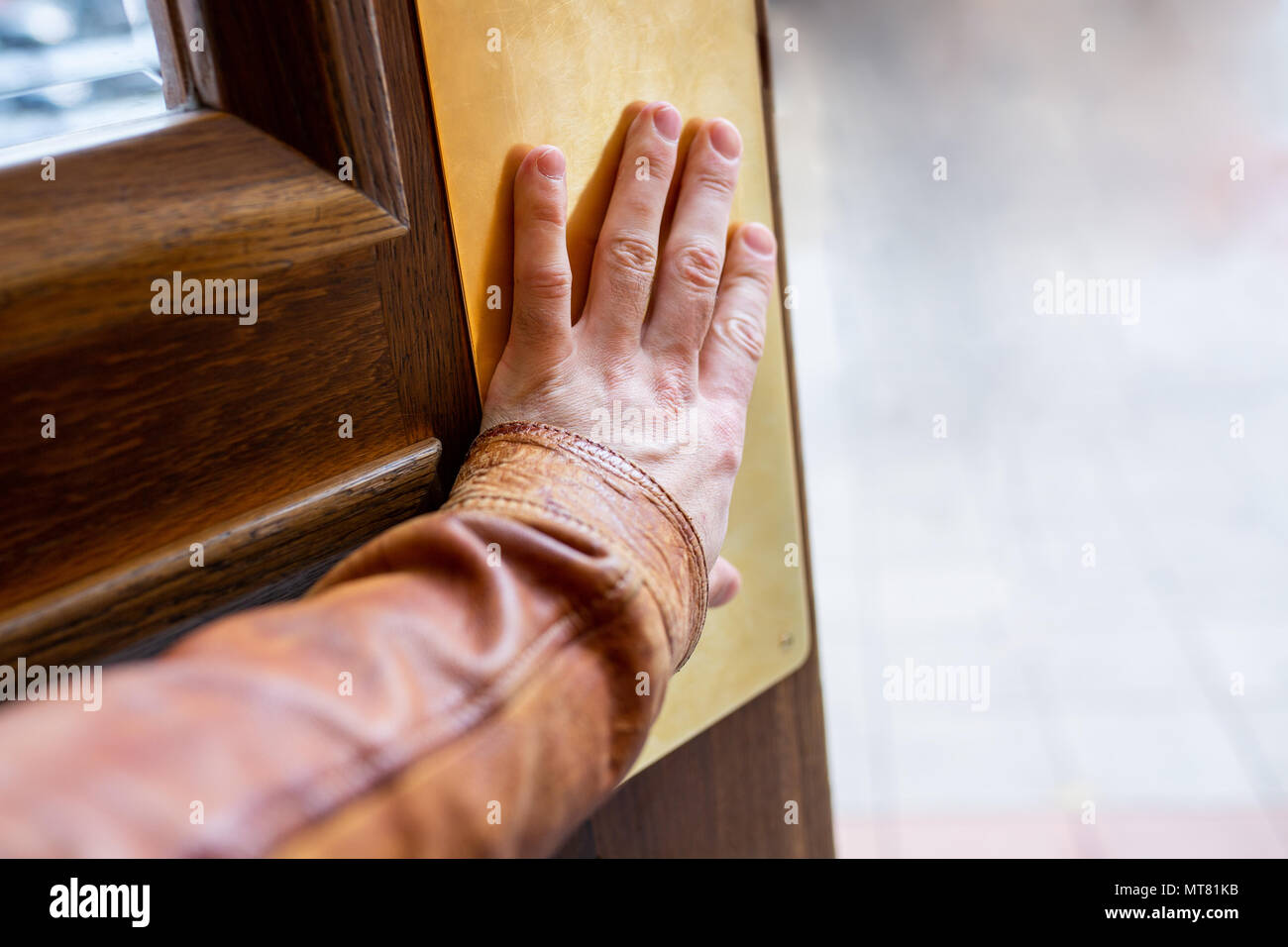 Hand Open House Door High Resolution Stock Photography and Images Alamy